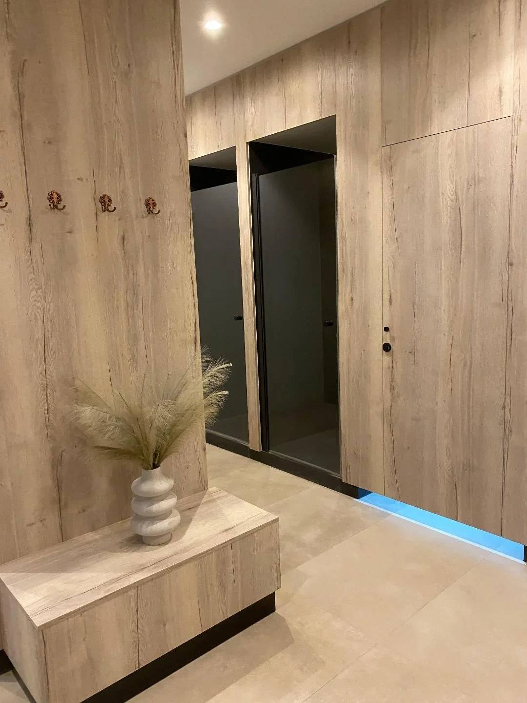 Zonă vestiare și dușuri în spațiul wellness