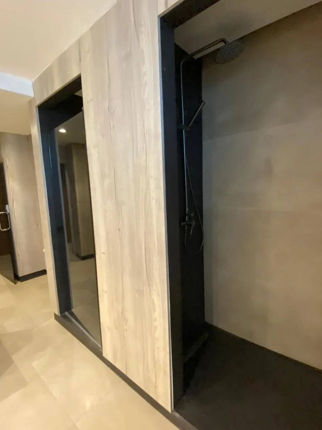 Zonă de dușuri simplă și curată